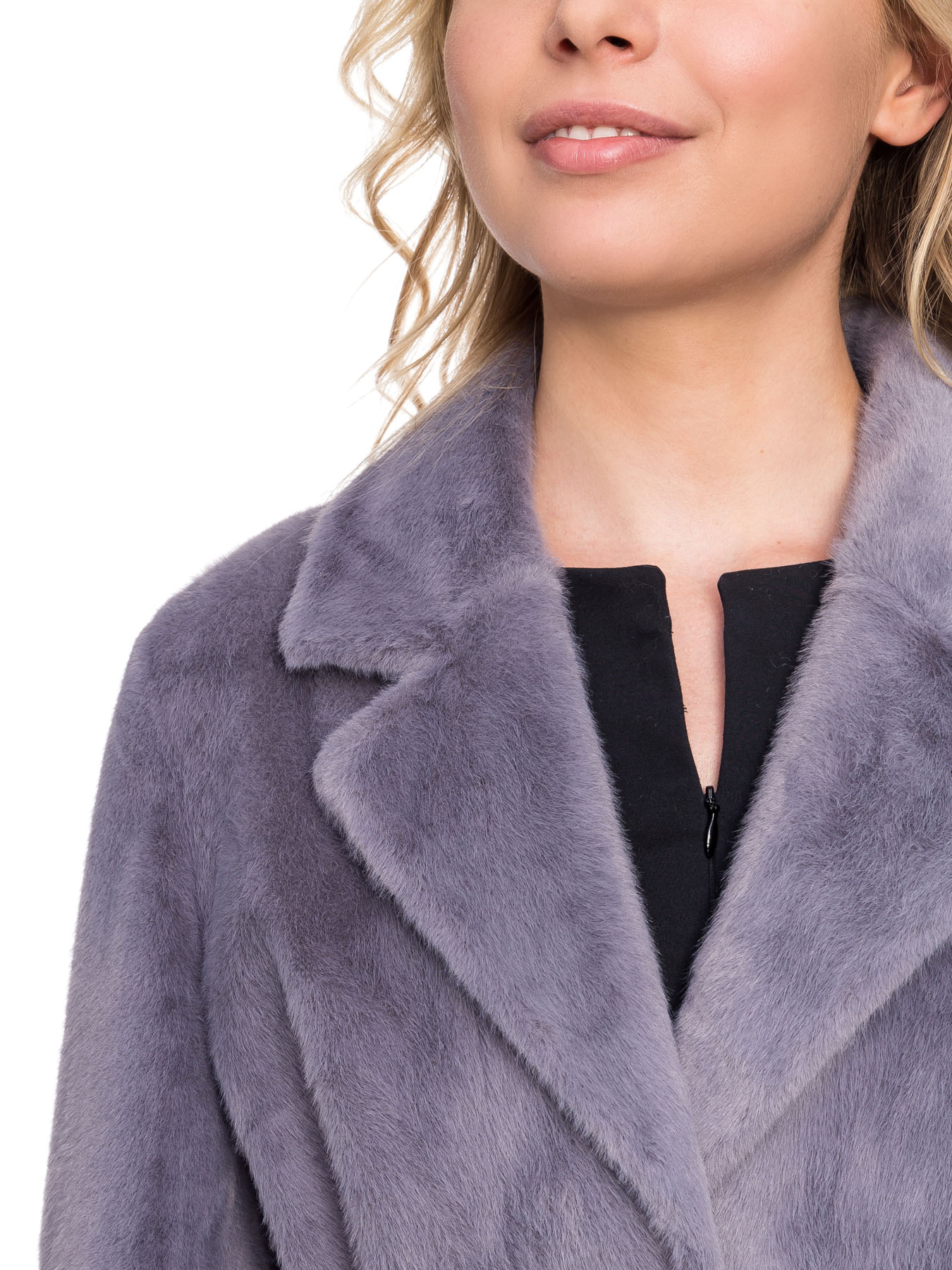Женское демисезонное пальто из эко-меха с поясом