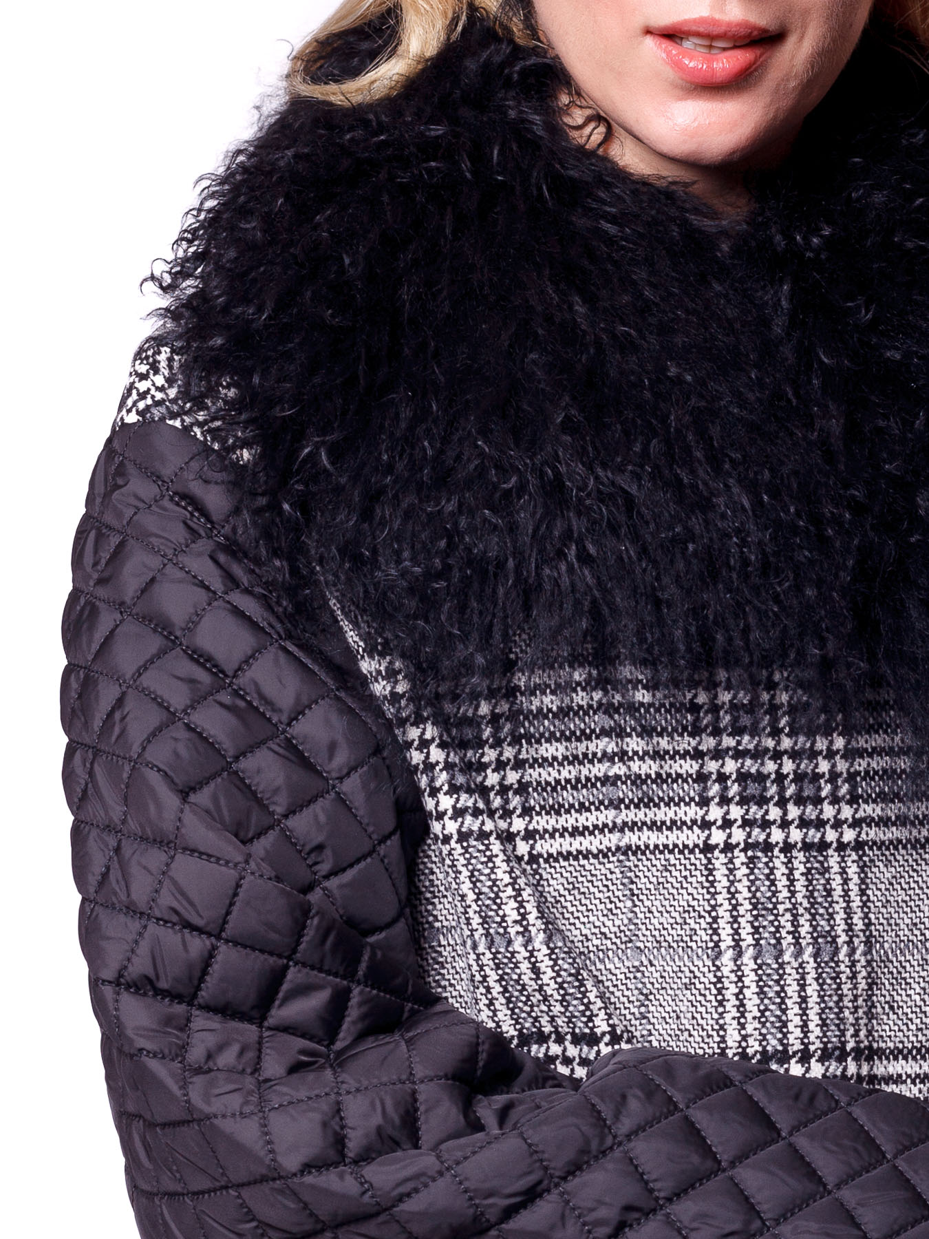 Длинное болоньевое/шерстяное утеплённое стёганное пальто с накладными карманами и натуральным мехом