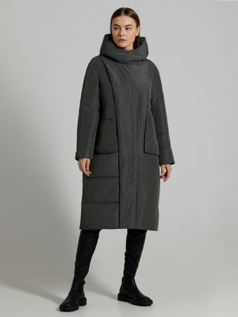 Утеплённое пальто с капюшоном и боковыми шлицами на кнопках